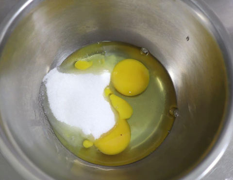2个鸡蛋做11杯蛋糕，不打发鸡蛋不放黄油，拌一拌就烤蓬松暄软